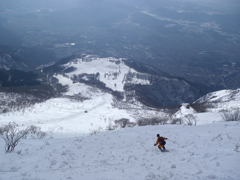 7合目あたりを滑走。５～３合目を見下ろして滑ります。雪が悪くてもこの景色は素晴らしい　(Ｎ村さん提供写真)