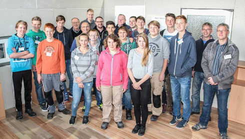 Die Initiatoren stehen zur Urkundenübergabe mit den stolzen Schülern und Schülerin in ihrem selbsterbauten Wohnraum. Die Schüler nehmen viel Erfahrung, eine Urkunde und ein selbst gebautes Holzbrett mit nach Haus. Foto: Die Medienfrau