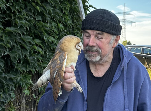 Gerhard Wendl mit Schleiereule bei Erdweg © Silke Kirschke