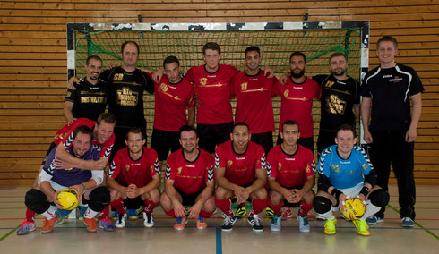 Futsalicious I (hinten v.l.) Spielertrainer Pisano, Spielertrainer Bonnekamp, Akaemov, Reich, Beeger, Flörchinger, Spielertrainer Valchev, Vorsitzender Gött; (vorne v.l.) Berger, Terhorst, Riedel, Reichert, Theuer, Akkaya, Wehling