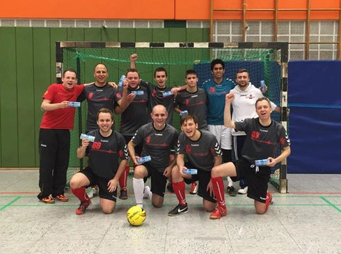 Mit Gratis-Zahncreme für ein strahlendes Siegerlächeln: (hinten v.l.) Co-Trainer Wehling, Ivanov, C. Neumann, Panov, Tashev, Dinarvandi, Valchev; (vorne v.l.) S. Neumann, Mannschafts-Zahnarzt Karamitsos, Schütze, Bölling (Foto: Futsalicious Essen e.V.)
