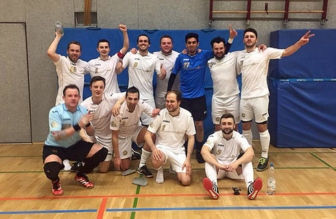 Den ersten Sieg 2015/16 feiern (hinten v.l.) S. Neumann, Panov, Hagdon, C. Neumann, Dinarvandi, Reichert, Buleshkaj; (vorne v.l.) Wehling, Schürkamp, Vazov, Fehr, Valchev (Foto: Wehling)