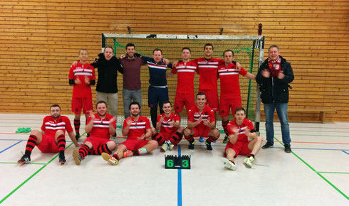 Derbysieger! Derbysieger! Hey! Hey! Ausgelassen und erleichtert nach tollem Heimspiel gegen den PCF Mülheim (Foto: Gött)