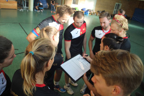Ordnung ins Spiel und Klarheit in die Köpfe bringen: Schmetterlicious sammelt weiter Erfahrung im Volleyball-Wettkampfmodus (Foto: Beckers)