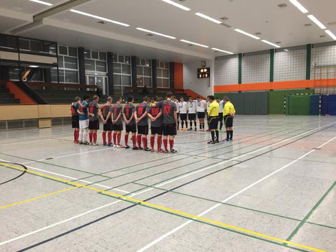 Innehalten: Schweigeminute zu Ehren des kürzlich überraschend verstorbenen Vorsitzenden des SC Union Nettetal. (Foto: Futsalicious Essen e.V.)