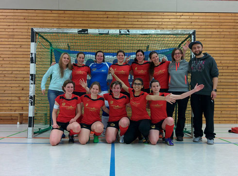 Feiern den ersten Ligasieg unserer "Futsalicious Essen Ladies": (hinten v.l.) Henrich, de Beule, Bath, Droste, Duckheim, Gutsche, Richter, Coach Valchev; (vorne v.l.) Reich, Klein, Fritz, Gassa, Kappelhoff (Foto: Gött)
