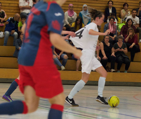 Der Griff: Das "Beweisfoto" der Notbremse, die zur glatt Roten Karte führte ... eines von nur drei(!) Fouls im gesamten Spiel (Foto: Georg von Coelln)