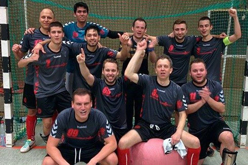 So sehen Sieger aus: Ivanov, Tashev, Dinarvandi, Rodriguez, Co-Trainer Wehling, Valchev, Panov, S. Dujmovic, S. Neumann, Bölling und C. Neumann von Futsalicious Essen II (Foto: Gött)