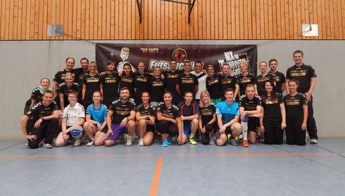 Alle "MEISTERLICIOUS": Das halbwegs vollständige Aktiven-Foto von Futsalicious Essen e.V. mit Futsalerinnen und Futsalern, Tänzerinnen und Tänzern anlässlich des Jubiläums (Foto: Gibson)