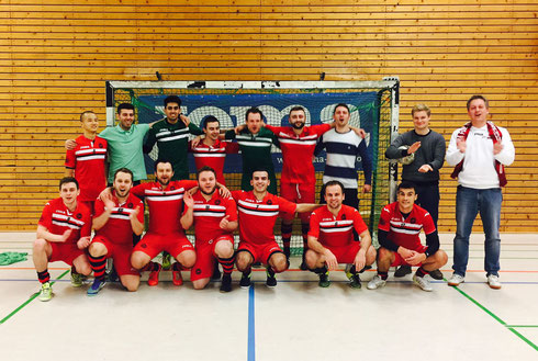*Kawumm* - Futsalicious' 1. Herren-Mannschaft fällt endlich eine große Last ab: Die ersten 3 Punkte 2016/17 sind gewonnen! (Foto: Fritz)