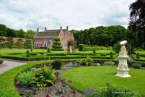 De tuinen rondom Menkemaborg met de zonnewijzer uit 1722