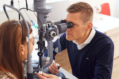 Augenarzt Dr. Michael Steinberger mit Patientin bei Untersuchung
