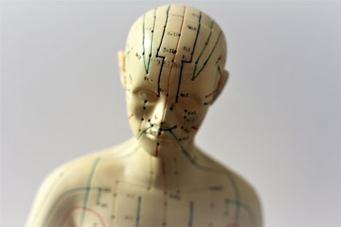 Akupunkturpunkte auf einer Figur