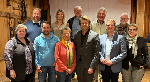 v. l. Barbara Winklhofer, Julian Hümmer, 2. Vorsitzende Renate Stöckl, Kreisvorsitzender Hans Jörg Wagmann, 2. Vorsitzender Tobias Kurz, Rita Silbereisen, h. l. Josef Ritzer, Eva Graml, Dr. Josef Hechberger, Robert Schnellhammer, Dr. Brar Piening