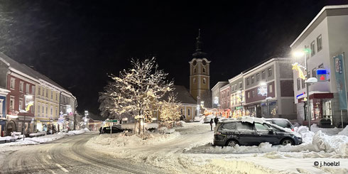 Zum Dezemberbeginn zeigt sich der Marktplatz Waizenkirchen im wunderschönen Winterkleid
