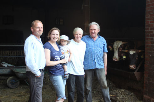 Familie Wehrhahn mit der Plakette