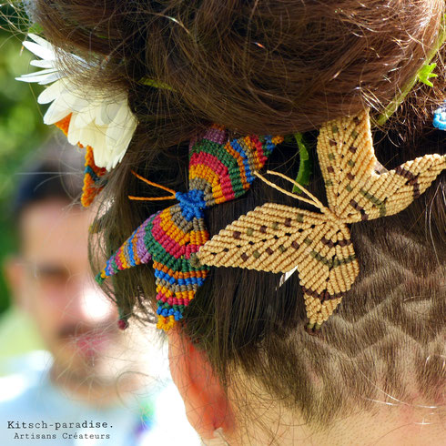 kitsch-paradise artisans créateurs création tissage macramé couleur psychédélisme nature art accessoire de cheveux coiffe barrette fleur et papillon