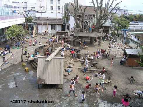 2014年4月13日園庭改造。手前は水浸し。右側の空堀に水は入れませんよ。