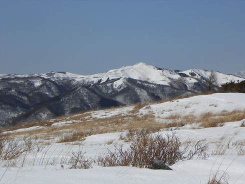小日向山より真っ白な三峰山