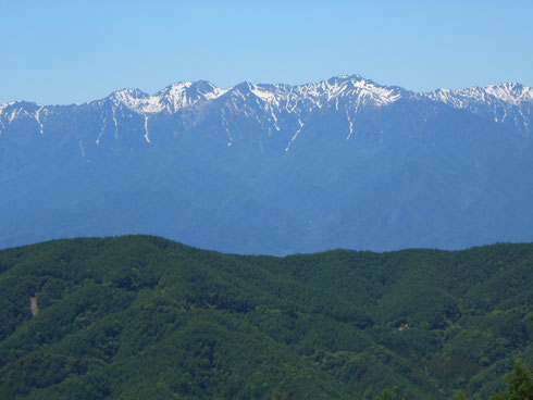 　　　　　目の前に拡がる中央アルプス（左より南駒ヶ岳、右に空木岳）　