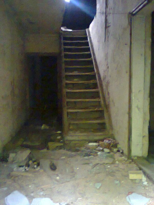 Wejście na strych (spruchniałe schody,brak poręczy