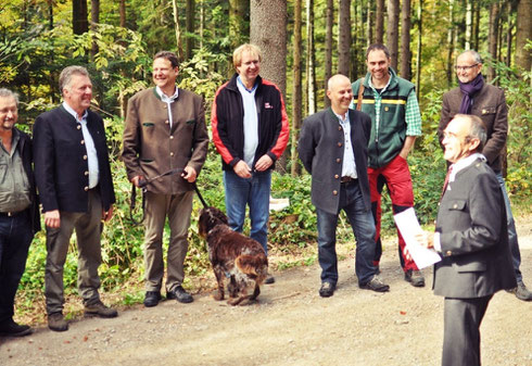 Auch der Miesbacher Landrat Wolfgang Rzehak (4.v.l.) wohnte der Preisverleihung “am Ort des Geschehens” bei.