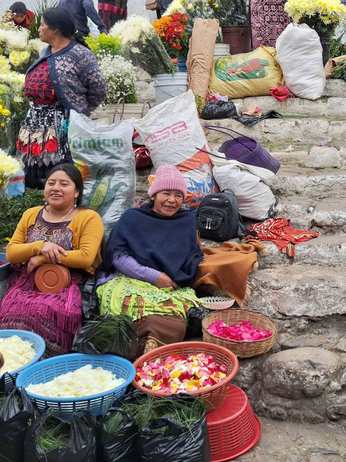 Guatemala, Chichicastenango : femmes mayas sur les marches de l'église Santo Tomás