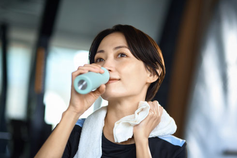 運動で汗をかく女性