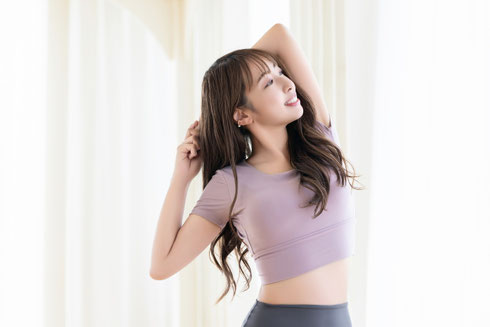 体を伸ばす女性
