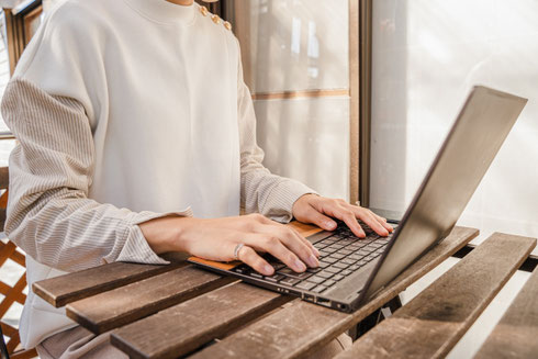 良い姿勢でPC作業をしている女性