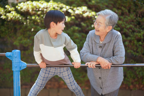 孫と遊ぶ祖母
