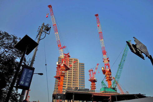 戸山公園はこの建設中のマンションが目印だよ♪