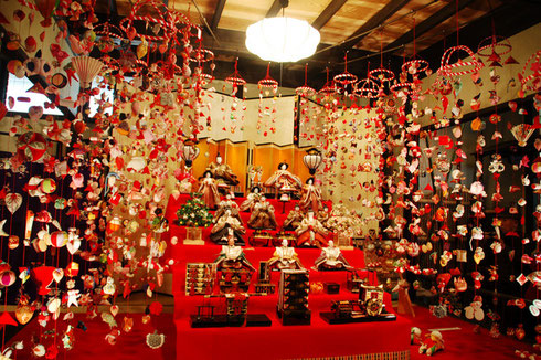 伊豆・稲取温泉のひな祭りには「つるし雛」も一緒に飾られるんだよ♪