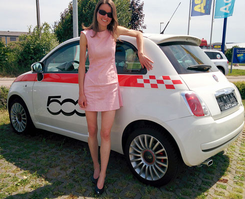 Frau Kakadu vor unserem Fiat 500