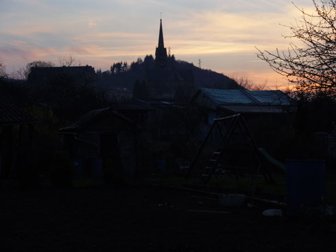 Vue de l'église de Fumay à la tombée de la nuit