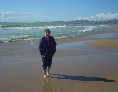 2011 Wading on the Beach at Nettuno, Sicily in March - What a Climate!