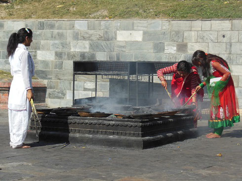 2013 Women perform a funeral ritual at Bhaktapur's Pashupatinath Temple Complex