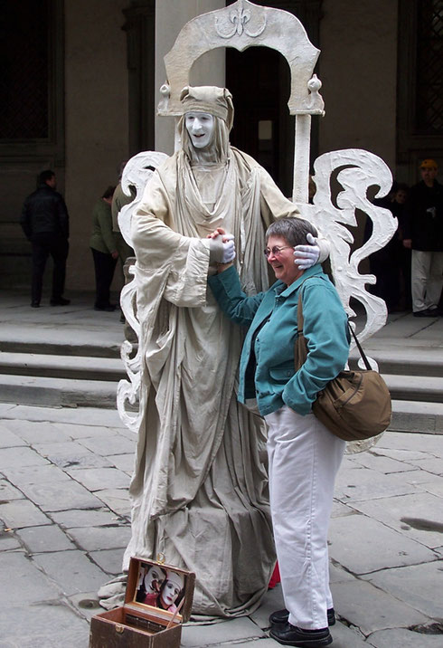 2005 Oh Yes, Dante Still Lives in Florence and Works for Tips Outside the Uffizi