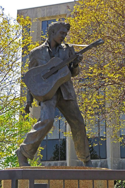 Marvel at Memphis' Statue of Elvis Presley on the Day you Visit Graceland