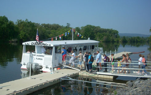 Passeners Boarding Lil' Diamond II for an Erie Canal Cruise