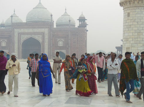 2013 Pilgrims heading toward the Taj Mahal in Agra