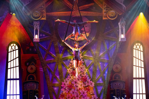 The Show features over 300 Costumes, 20 Acts, and 30 Actors from 12 Different Countries