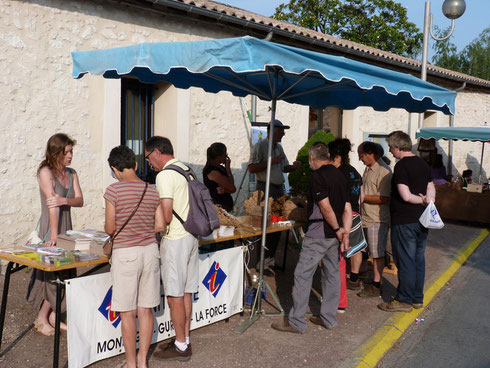 foire à tout vélines au côté du syndicat d'initiative