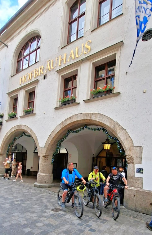 3 Tresdorfer auf Rädern in München gesichtet. Jetzt wissen wir warum: Sie haben Mote besucht und sind dann auf ein Konzert. Woher Hannes "die Platschern" am Knie hat, wissen wir aber noch nicht