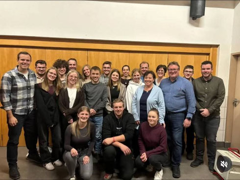 Abschlussfoto nach der Hauptversammlung der Trachtenkapelle im FF- und Mehrzweckhaus. Mit Felix Lederer gibt es einen neuen, jungen Obmann - und wieder mehrere wichtige Funktionen für die Tresdorfer Blasmusiker ... so Bgm. Sepp Kerschbaumer als Wahlleiter