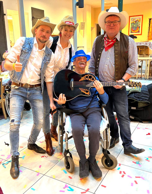 Santl freut sich über Besuch der Tresdorfer Musi-Cowboys am Rosenmontag