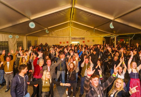 Tolle Partystimmung mit Lauser-Musik für alt und jung ... LINK zu den ersten Fotos