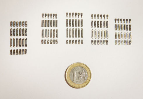 3 Paar Hände, das sind 30 Finger mit jeweils 4 Fingergliedern. Der Knöchel ist dabei ebenfalls ein separates Glied, um Bewegungen in zwei Richtungen zu ermöglichen.