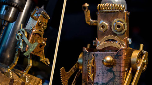 Besondere Fähigkeiten: Achseln zucken, "den Vogel zeigen" und Robot-dance! ...nicht das es nötig wäre aber er KANN! :D  - Klick drauf um auch seine Rückseite zu sehn!