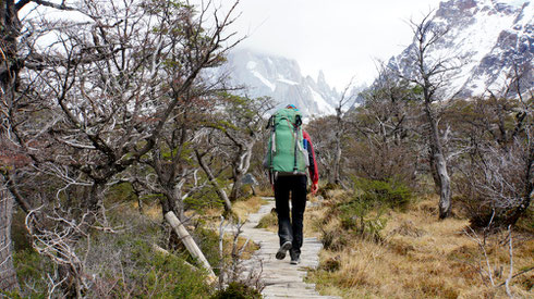 Am nächsten Morgen machen wir uns auf den Weg zum Cerro Torre. Leider ist es windig und kalt. Der Himmel ist wolkenverhangen und die Berge sind verschwunden.